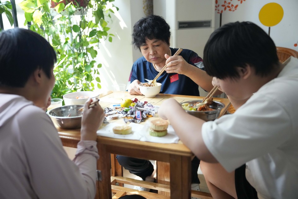 com, VHxUG, 新华社记者 com, VHxUG, 新华社记者